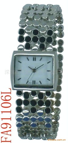 精致與時尚的交織 深圳市鴻源達表業(yè)女裝皮帶石英手表